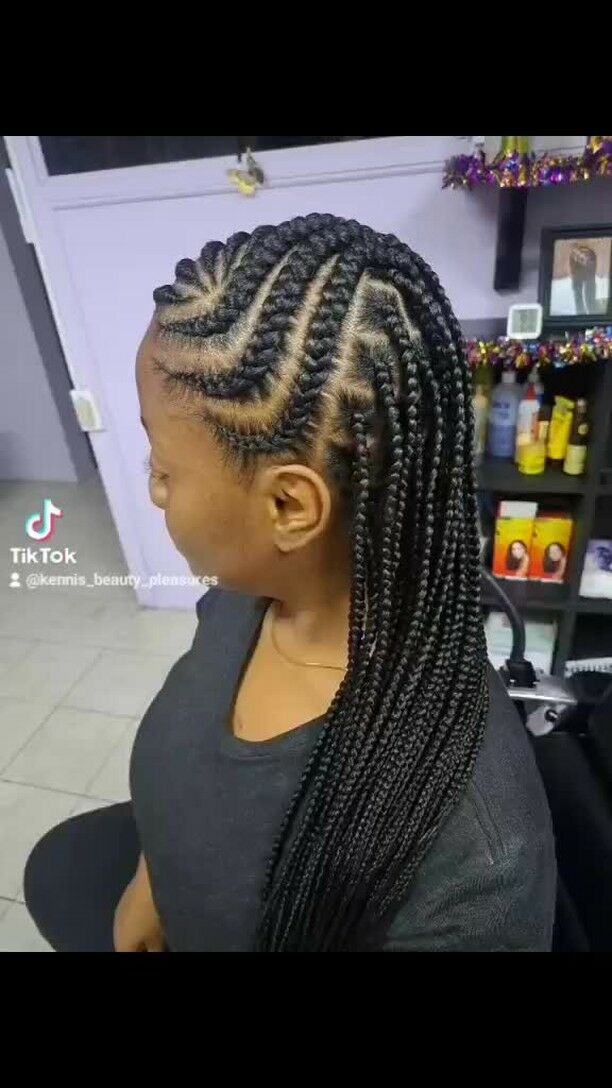 Mixing it up with a fusion of half cornrows and half plaits! 🌟 Embracing the best of both worlds with this unique hairstyle. 💁‍♀️✨ #HairGoals #BraidStyle #UniqueLook #knotlessbraider #knotlessboxbraids #halfandhalfbraidstyle❤️ #portmorebraider