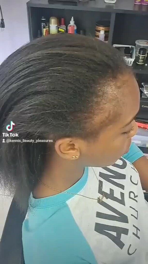 Stitch feeding braids to the back with a twist, book with us today by visiting our website 
.
.
.
#portmorebraider #portmoresalon #braidsportmore #braidtyles #knotlessbraider #hairsalon #ropetwist