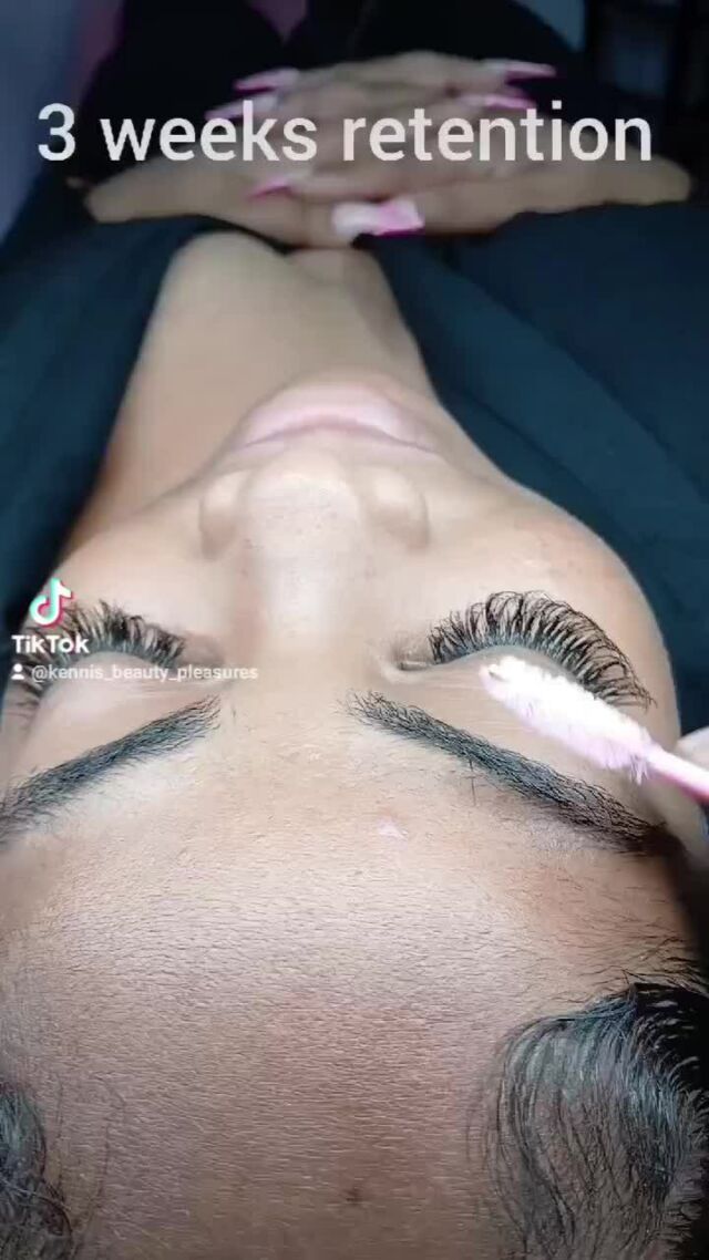 After 3 weeks and her lashes are still full. I aim for good retention. refill done on these lashes to make them fuller 
.
.
.
book with us today for long lasting fuller lashes. 
.
.
.
#retentiongoals #goodretention #iaimforgoodretention #fusionlashesportmore #portmorelashstudio #lashesportmore