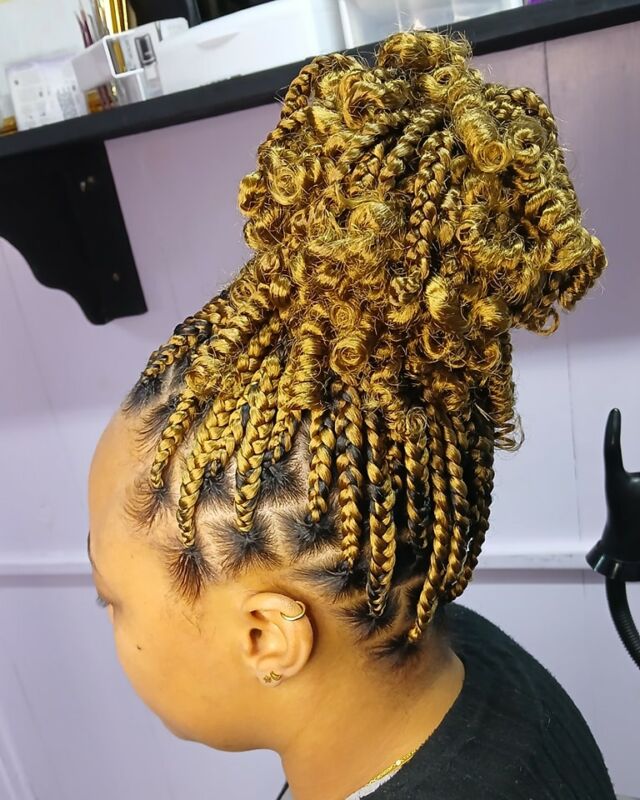 Knotless braids with a difference, who said knotless braids have to be boring. Book with us today and choose from a wide range of services that we offer by visiting our website
.
.
.
.
.
.
 #BookNow #kennisbeautypleasuressalon #knotlessboxbraids